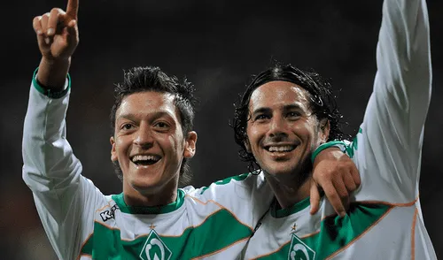 Mesut Özil le deja un alentador mensaje a Claudio Pizarro por su retiro del fútbol