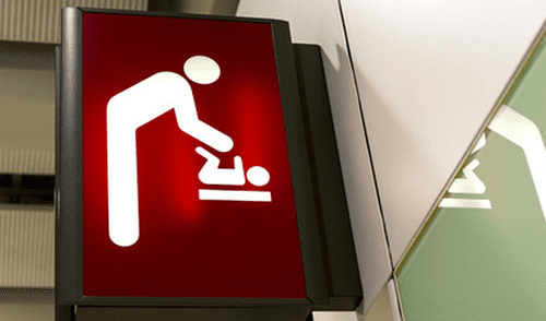 Padres peruanos piden cambiadores para bebés en baños de hombres