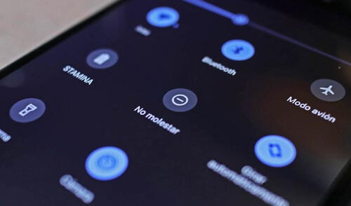 ¿Qué es el panel de ajustes rápidos de mi teléfono y qué funciones tiene?