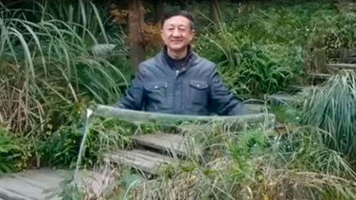 YouTube: capa que vuelve ‘invisible’ a quien la sostiene desconcierta a miles en redes [VIDEO]