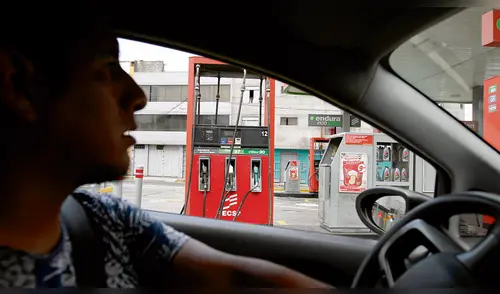 Precio de combustibles se reduce en línea con caída global