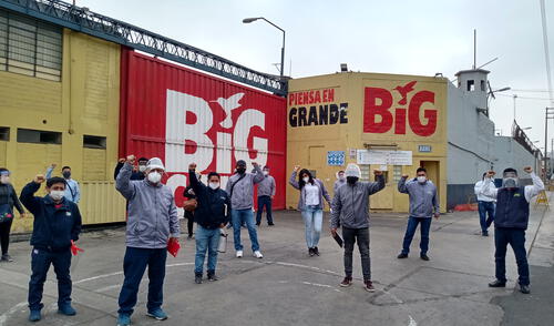Trabajadores de Grupo Aje reclaman por despido intempestivo. Foto: Marco Fernández