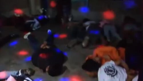 Intervenidos fueron conducidos hacia la comisaría. (Foto: Captura de video / ATV Noticias) toque de queda fiesta huaura