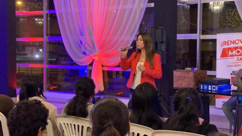 La candidata irá por el número 1 del partido de la lampa. Foto: Facebook Mónica Saavedra.