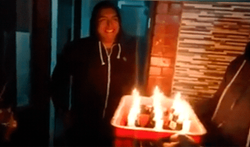 Facebook viral: Jóvenes sorprenden a su amigo con una caja de cerveza para cantarle ‘Happy Birthday’ 
