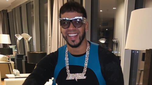 Anuel AA recibe lluvia de críticas por colocar dientes de oro a su menor hijo
