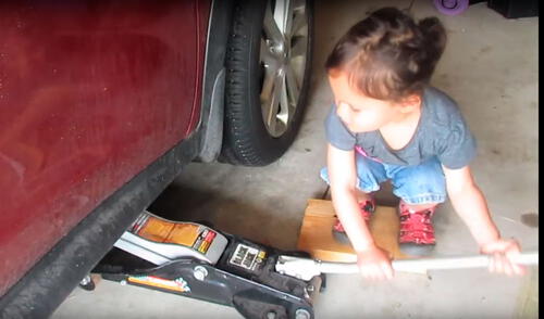 Niña 'mecánica' causa sensación en YouTube por su habilidad con los autos [VIDEO]