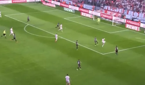 YouTube: Claudio Pizarro sorprendió a los hinchas del Colonia con genial pase de taco