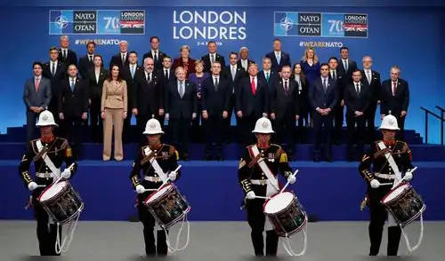 Jefes de gobierno de la OTAN en la fotografía oficial.