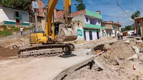 Maquinaria limpia zona de deslizamiento en Sócota Cajamarca