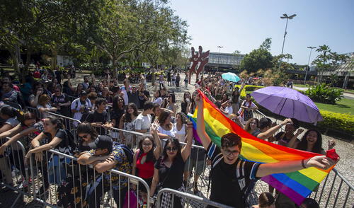 En la Feria del Libro de la Bienal de Río (Bienal do Livro do Rio) decenas de personas hacen una cola para obtener uno de los 14,000 libros de temas LGBT.