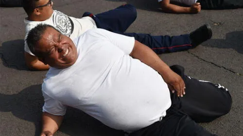 Los policías vienen haciendo ejercicios bajo el mando de un instructor. Foto: AFP