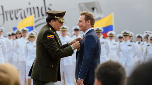 Policía colombiana condecora a David Miscavige, líder de la cienciología