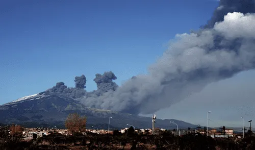 Alarma en Italia por erupción de volcán Etna que ya provocó 150 movimientos sísmicos