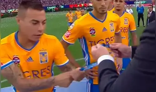 YouTube: Polémico gesto de Eduardo Vargas al recibir medalla de subcampeón en México