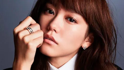 Mirei Kiritani es una actriz, modelo y presentadora de noticias japonesa.​​​​​ Ha aparecido en películas como Kimi ni Todoke, Usagi Drop y Arakawa Under the Bridge.