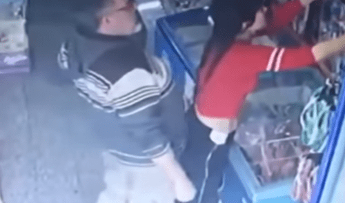 YouTube: hombre acosa a vendedora y es golpeado por vecinos [VIDEO]