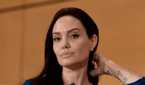 Angelina Jolie en sensual vestido negro causó alarma entre sus fans [FOTOS]