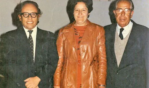 La maestra de piano Mercedes Zambrano Larrea junto a los maestros Armando Guevara Ochoa y Edgar Valcárcel. Mercedes Zambrano Larrea junto a los maestros Armando Guevara Ochoa y Edgar Valcárcel.