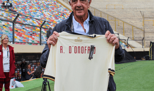 El cuadro crema obsequió una camiseta con el nombre bordado a cada integrante de River Plate. Foto: Twitter Club Universitario de Deportes.