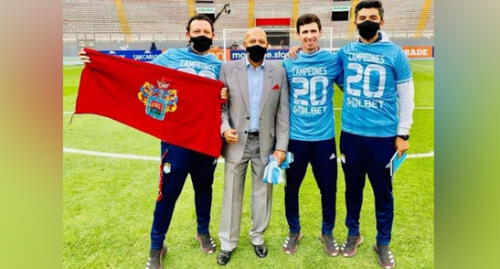 Los dos profesionales posaron para una foto, mostrando orgullosos la bandera de Arequipa. Foto: Facebook.