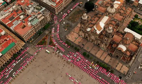 México: Taxistas se crucifican simbólicamente en protesta contra Uber y Cafiby [FOTOS]