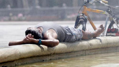 Las personas en las calles buscan desesperadamente la forma de refrescarse. Foto: Archivo/ABC.