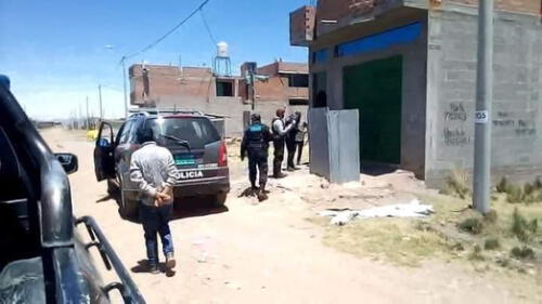 Puno. Agentes de la Policía llegaron hasta el lugar donde se produjo el asalto para iniciar las investigaciones. Foto: PNP