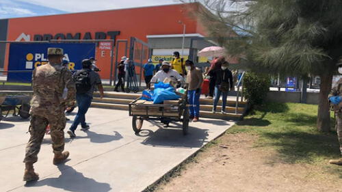 Transportan no solo víveres sino también equipos electrónicos.