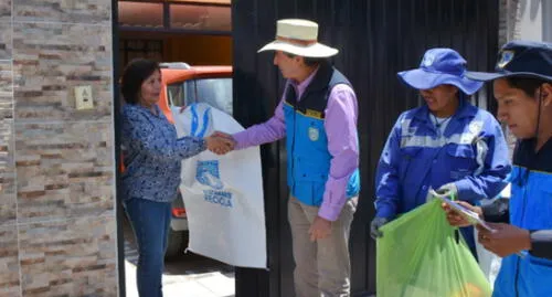 Distrito en Arequipa reemplaza bolsas plásticas con saquillos para la basura.