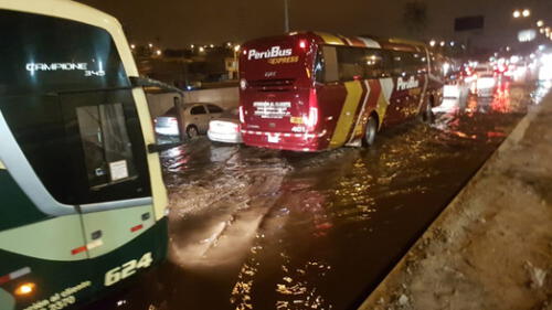 Reportan aniego de gran magnitud en la Panamericana Sur.