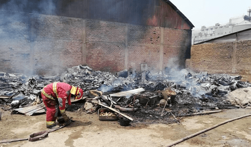 Ate Vitarte: Incendio en depósito informal es controlado [VIDEO]