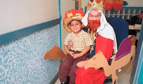 Sergio Gallegos disfrazado de "rey mago" junto con un paciente. Sergio Gallegos disfrazado de "rey mago" junto con un paciente.