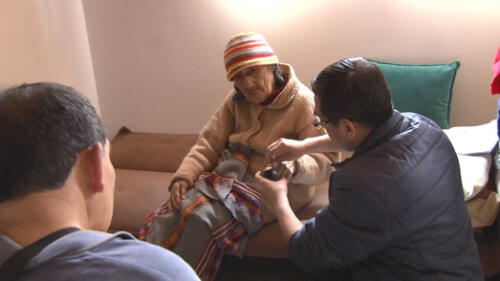 Personal de Defensoría acudió a vivienda de Villa El Salvador para reunir requisitos para registrar identidad de mujer. (Foto: Captura de video / Defensoría del Pueblo)