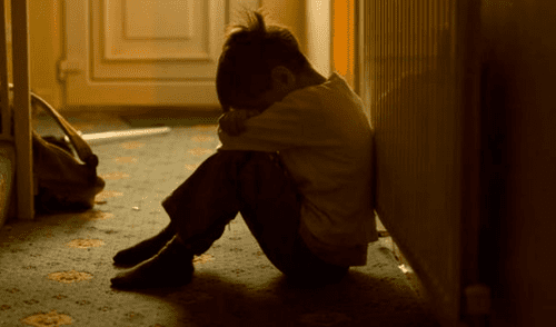 Madre se grababa mientras da brutal golpiza a su hijo de 4 años [VIDEO]