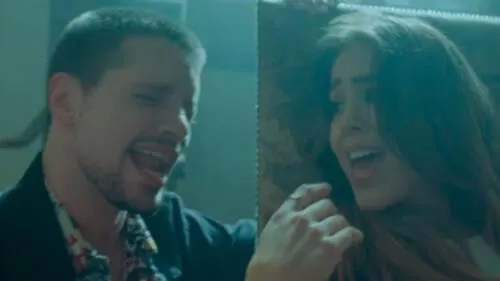 Danna Paola estrena 'Subtítulos', junto a Lasso.