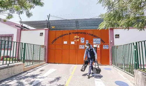 en la mira. Cuestionan entrega de vales en Transportes.