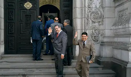 De palacio a palacio. Luego de la cita con el presidente Martín Vizcarra, los acciopopulistas se volvieron a reunir y eligieron a Merino para que tiente el máximo cargo del Legislativo. (Foto: Aldair Mejia) De palacio a palacio. Luego de la cita con el presidente Martín Vizcarra, los acciopopulistas se volvieron a reunir y eligieron a Merino para que tiente el máximo cargo del Legislativo.