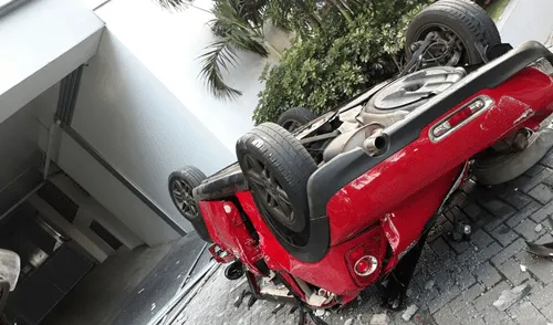 Dos venezolanos muertos al caer automóvil desde cuarto piso en Panamá