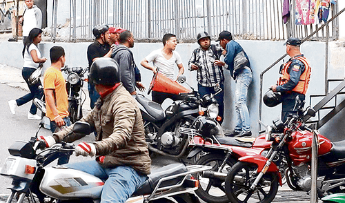 Guaidó sesiona en la calle y denuncia tiroteo a opositores