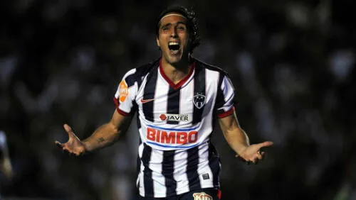 Aldo De Nigris anotó el gol del triunfo en el Apertura 2009 y se lo dedicó a su hermano recién fallecido Antonio. Fuente: Univision Deportes