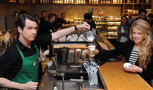 Venezolanos y abuelitos podrán trabajar en Starbucks Perú desde noviembre