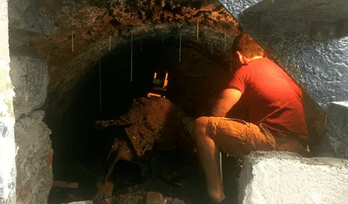 Hombre remodelaba su casa sin imaginar que descubriría túnel secreto con misteriosos restos