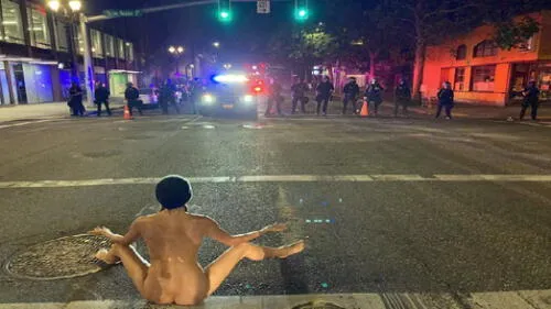 Una mujer protesta desnuda en Estados Unidos. Foto: Twitter @DonovanFarley.