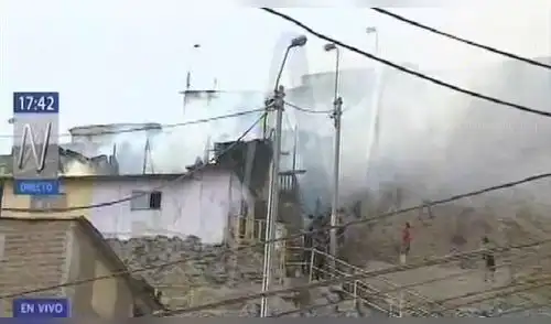 Incendio consume dos viviendas en Villa María del Triunfo [VIDEO] 