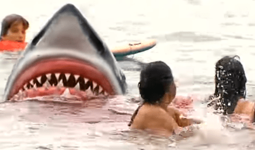Facebook: ¿tiburón ataca a bañistas? Esta es la verdad del viral que paraliza al mundo entero [VIDEO]