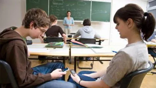 Asamblea de Francia prohíbe el uso de celulares en escuelas e institutos