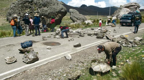 protestas. Los ciudadanos realizaron manifiestaciones y bloqueos de vías para que sus demandas sean escuchadas por las autoridades nacionales y locales.