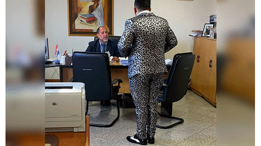 Abogado es impedido de ingresar a una audiencia debido a su llamativa vestimenta