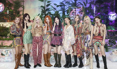 TWICE, Beyond live, MORE & MORE